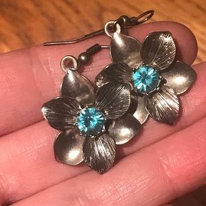 Silver flower earrings with blue crystal